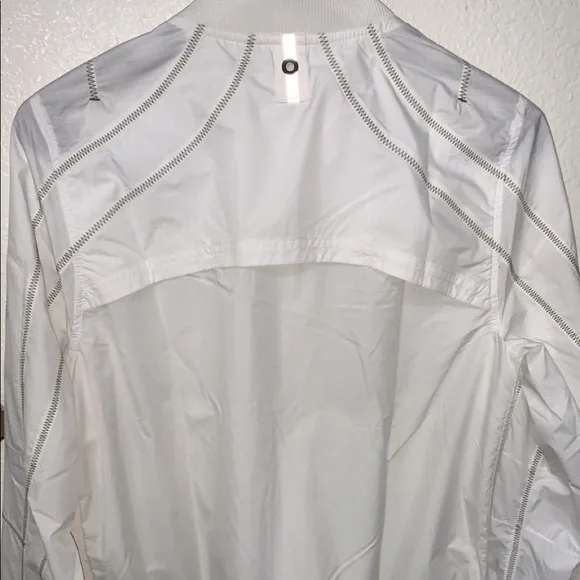 Adidas windbreaker/jacket, size small in woman, nylon texture, color white - Picture 2 of 2